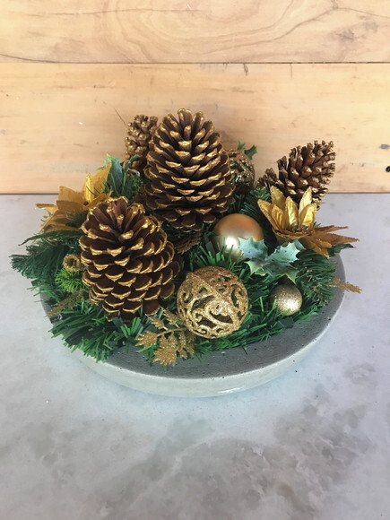 Arranjo de Natal-dourado/prato de Cimento-consulte
