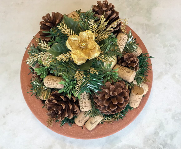 Arranjo/centro de Mesa Natal Rolhas e Dourado Base Ø29,5 cm