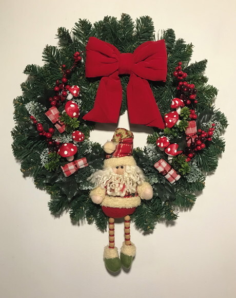 GUIRLANDA DE NATAL VERMELHA COM PAPAI NOEL E COGUMELOS