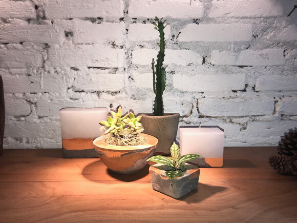 KIT 1 CACHEPÔ/PORTA VELA + 1 VELA - GÉRBERA