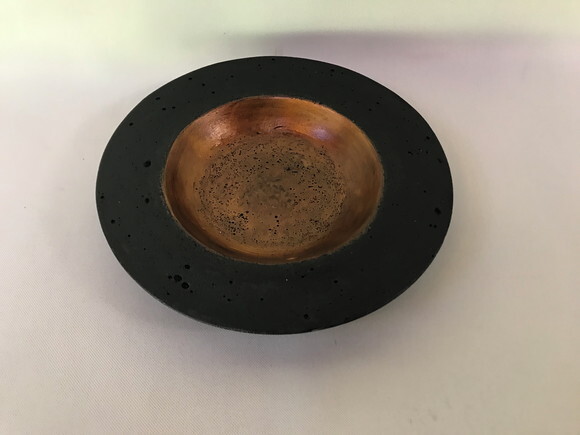 Peça Decorativa de Cimento Preta com Pintura Bronze