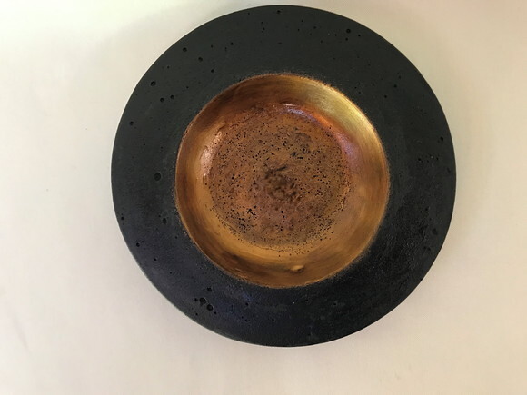Peça Decorativa de Cimento Preta com Pintura Bronze