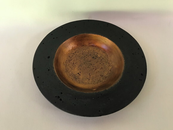 Peça Decorativa de Cimento Preta com Pintura Bronze