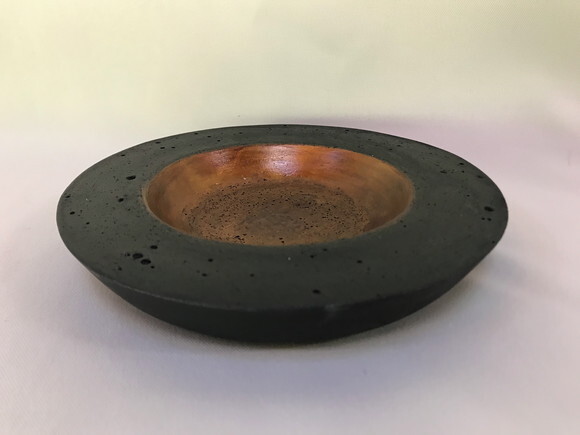 Peça Decorativa de Cimento Preta com Pintura Bronze