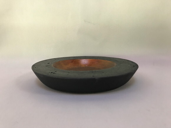 Peça Decorativa de Cimento Preta com Pintura Bronze