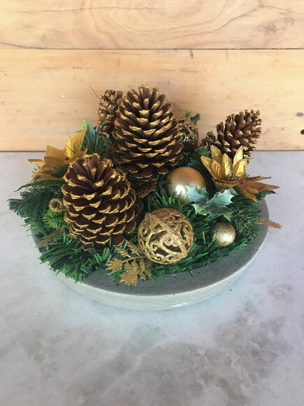 Arranjo de Natal-dourado/prato de Cimento-consulte