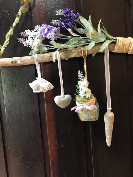 ENFEITE DE PÁSCOA PROVENÇAL COM PINGENTES E FLORES