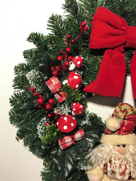 GUIRLANDA DE NATAL VERMELHA COM PAPAI NOEL E COGUMELOS