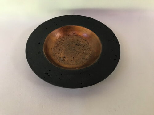 Peça Decorativa de Cimento Preta com Pintura Bronze