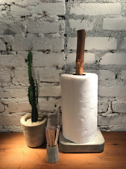 PORTA PAPEL TOALHA DE CIMENTO COM TRONCO NATURAL