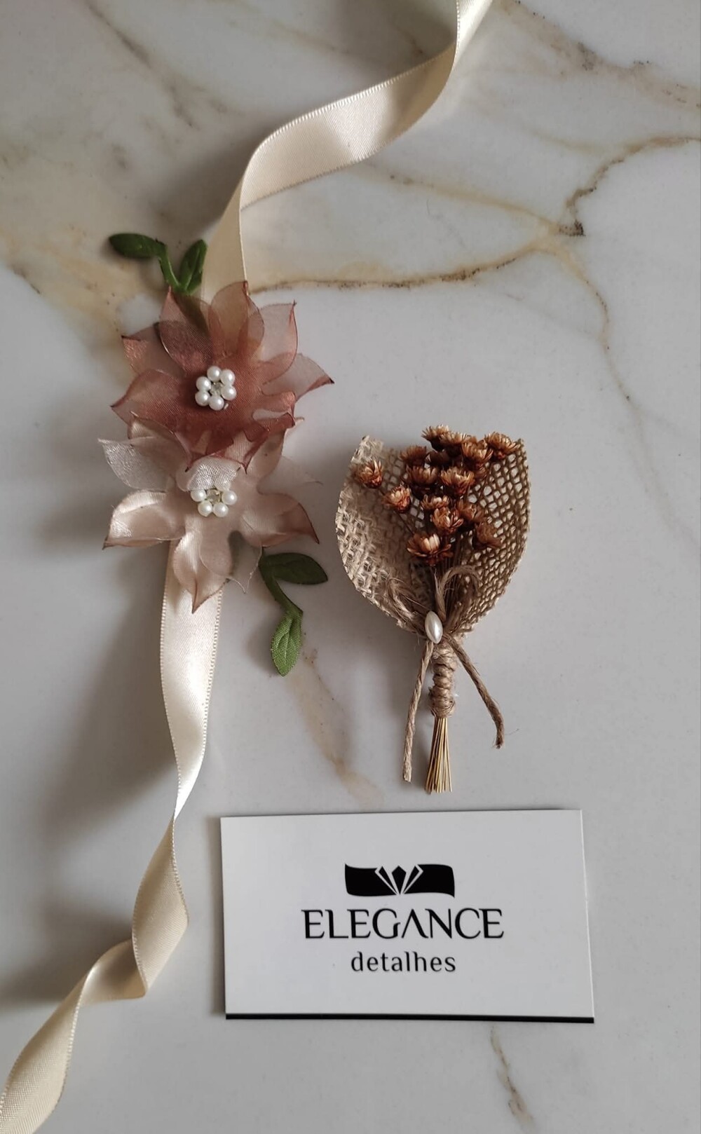 Conjunto corsage e lapela