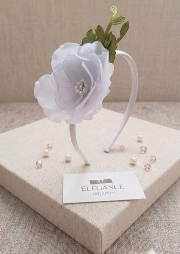 Tiara de flor branca com prata