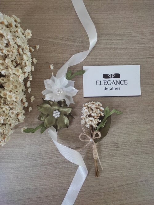 Conjunto corsage e lapela