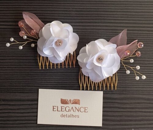 Acessório de flores para cabelo
