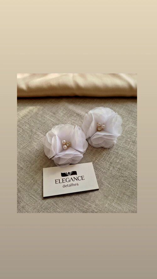 Duo de flores brancas para noiva