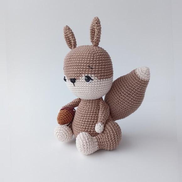 Esquilo amigurumi