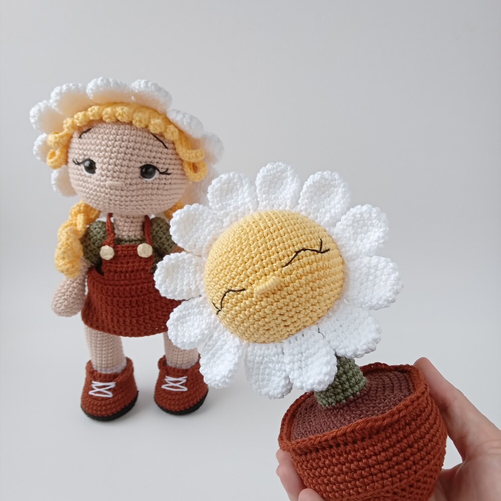Boneca + vasinho amigurumi