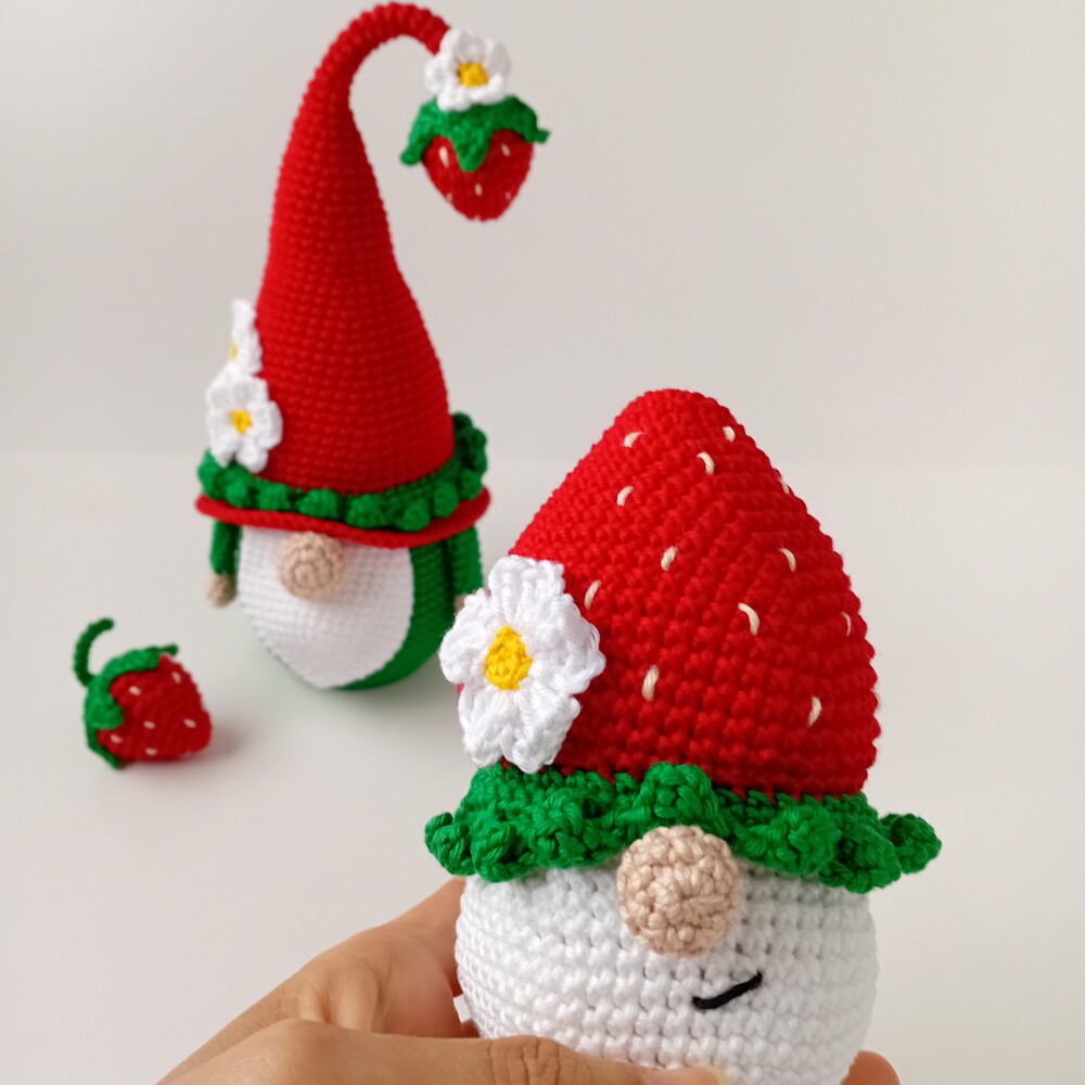 Gnomo morango em crochê
