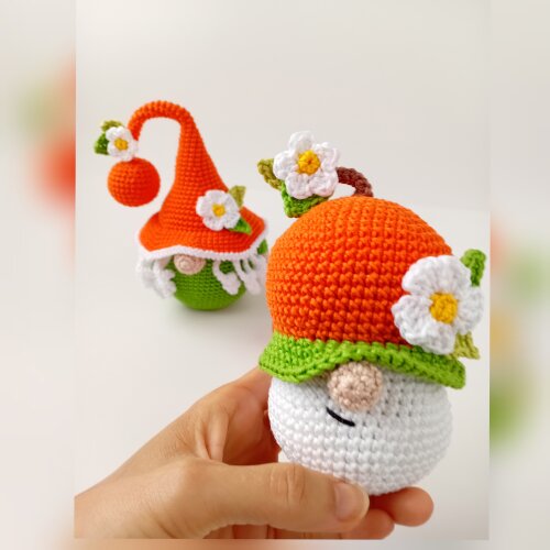 Gnomo laranja em crochê