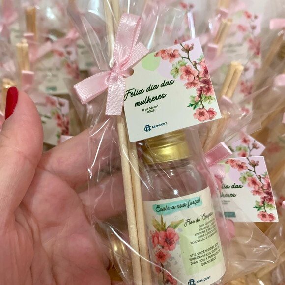 Brinde corporativo mini aromatizador dia das mulher com logo