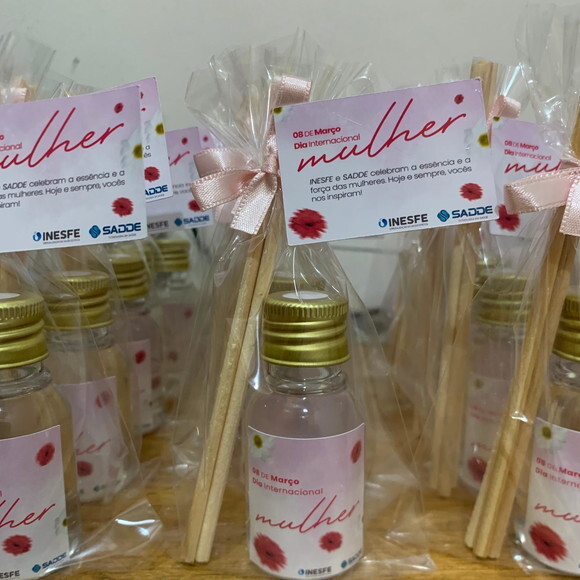 Brinde Dia da Mulher Mini Aromatizador com Logo