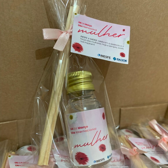 Brinde Dia da Mulher Mini Aromatizador com Logo
