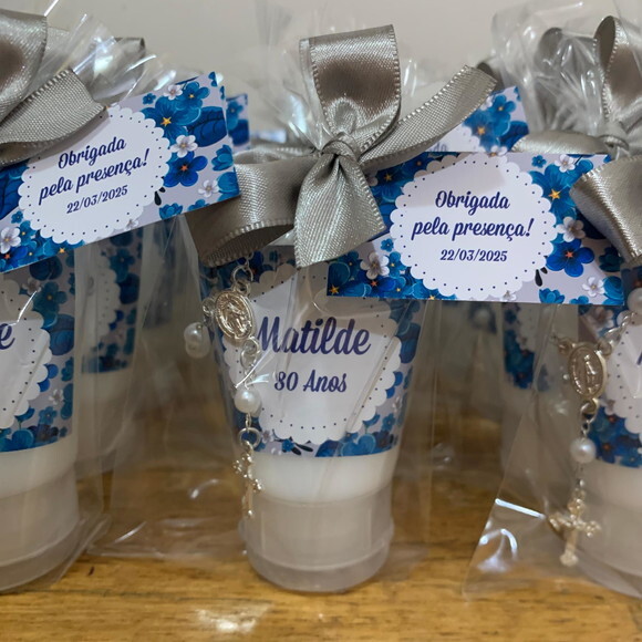 Lembrancinha Hidratante 80 Anos com Mini Terço Azul e Prata