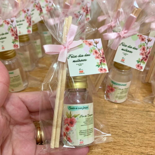 Brinde corporativo mini aromatizador dia das mulher com logo