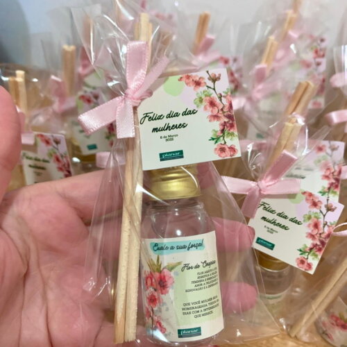 Brinde corporativo mini aromatizador dia das mulher com logo
