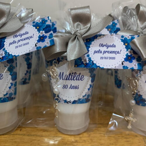 Lembrancinha Hidratante 80 Anos com Mini Terço Azul e Prata