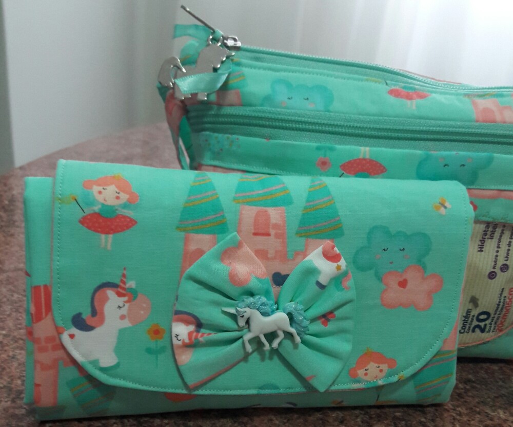 Trocador portátil e necessaire do bebê