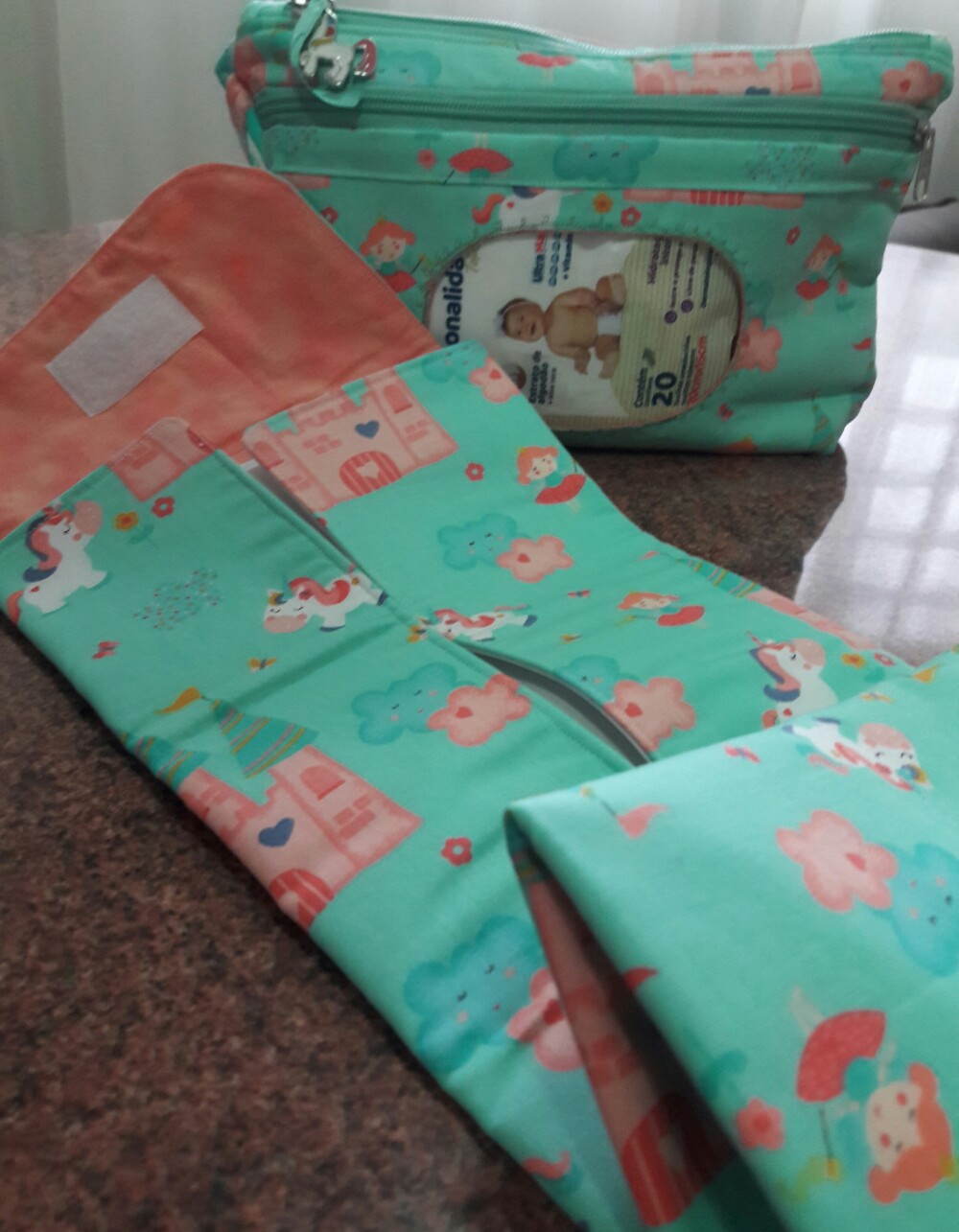 Trocador portátil e necessaire do bebê