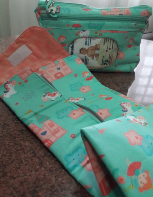 Trocador portátil e necessaire do bebê
