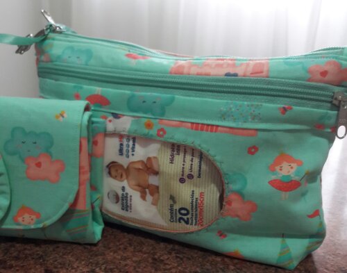 Trocador portátil e necessaire do bebê