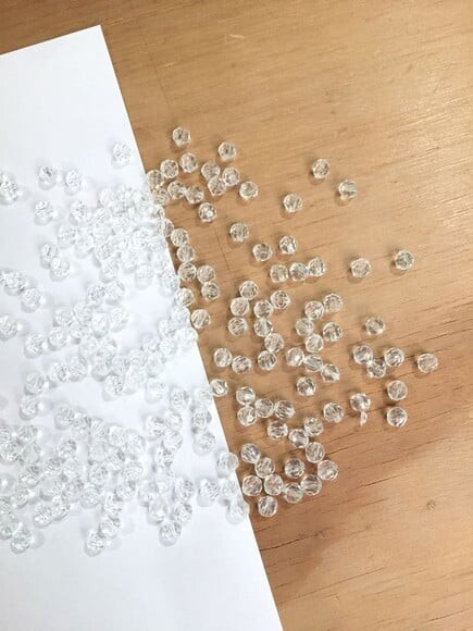 200 Gramas Contas de acrílico transparente 5mm