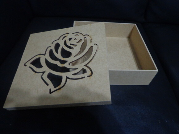 Caixa com Rosa a Laser---