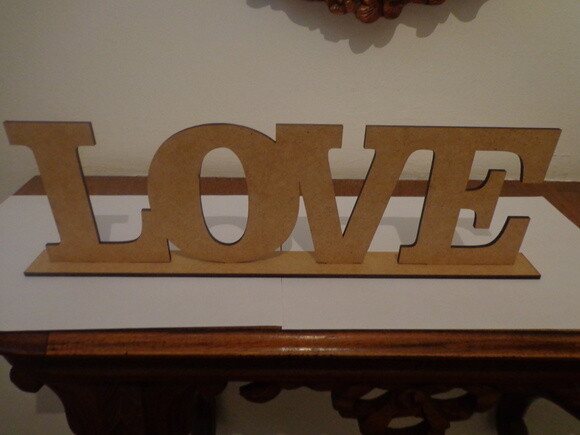 Palavra Love em mdf