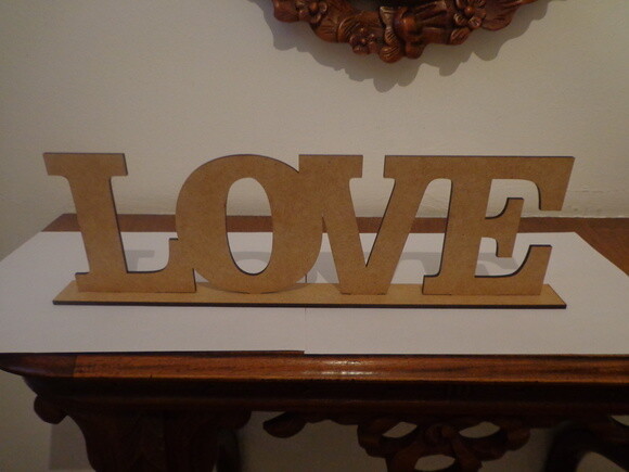 Palavra Love em mdf