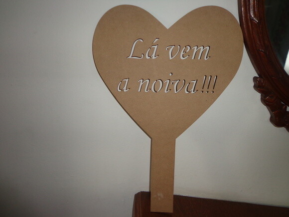 Placa Lá Vem a Noiva-coração