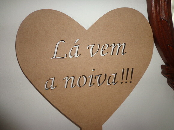 Placa Lá Vem a Noiva-coração