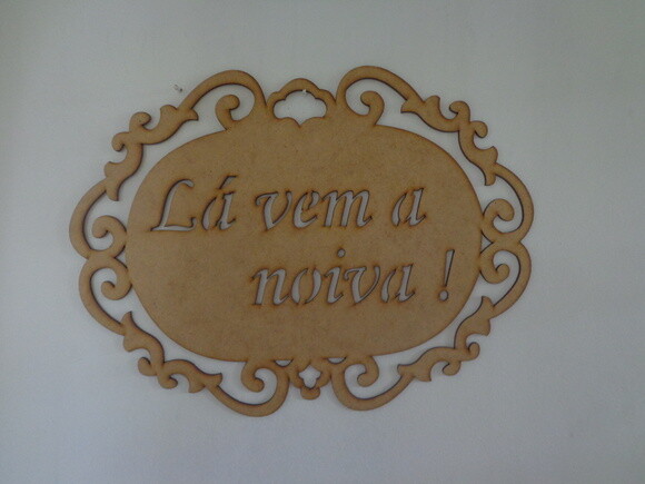 Placa Oval Lá Vem a Noiva