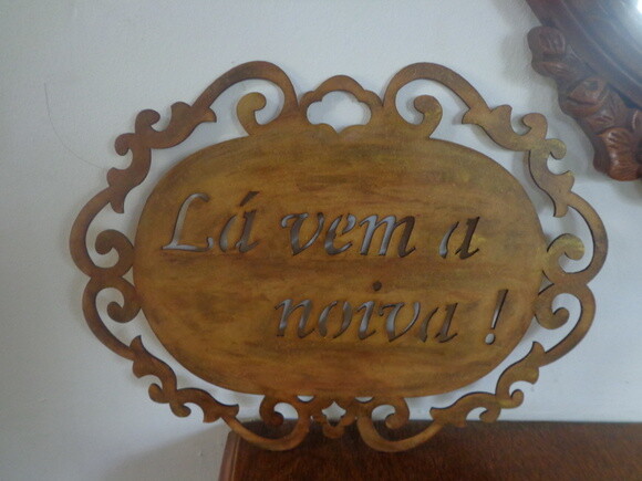 Placa Oval Lá Vem a Noiva