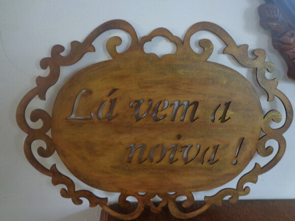 Placa Oval Lá Vem a Noiva