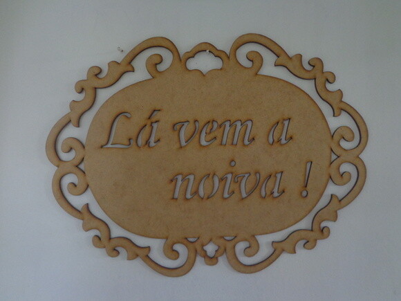 Placa Oval Lá Vem a Noiva