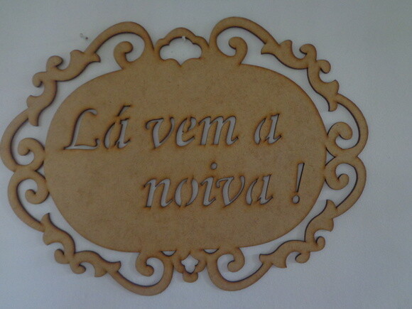 Placa Oval Lá Vem a Noiva