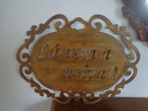 Placa Oval Lá Vem a Noiva
