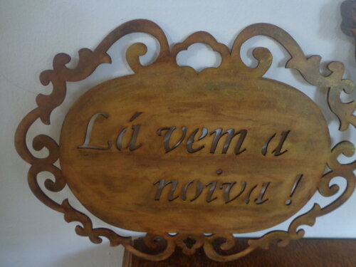 Placa Oval Lá Vem a Noiva