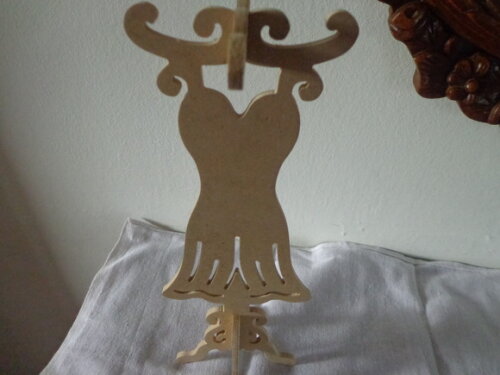 Vestido no Cabide em mdf