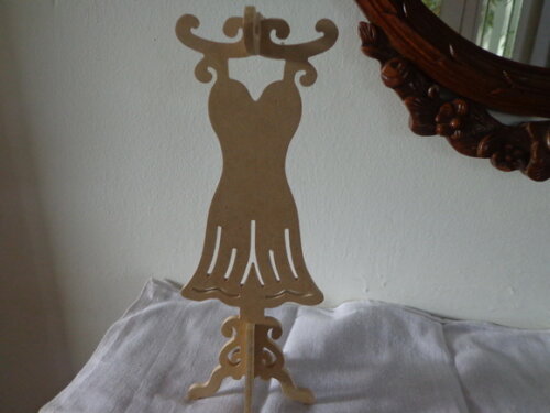 Vestido no Cabide em mdf