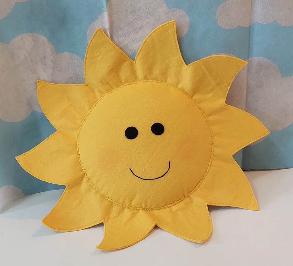 Sol sorridente em feltro com 30 cm